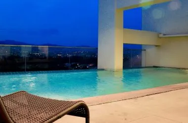 Gallery image 4 - rooftop infinity pool. Byte-identical (md5 c278872b0eb70deeac907ffef8807543) to banner_per_project_85.png, which the page uses as hero slideshow slide 3 and as the 'Infinity Pool and Viewing Deck' amenity image.