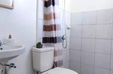 Gallery image 6 — toilet and bath