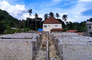 Construction progress photo (1920x1080) — hollow-block walls at ground level